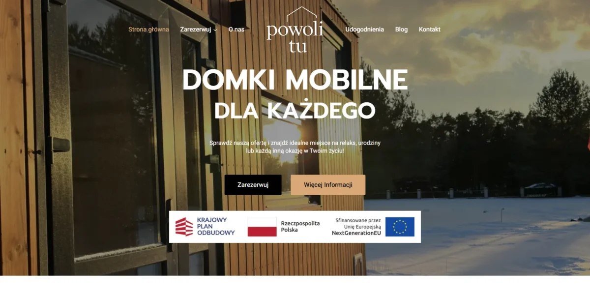 Strona dla domków letniskowych Powolitu – widok strony głównej z domkami mobilnymi do wynajęcia blisko lasu